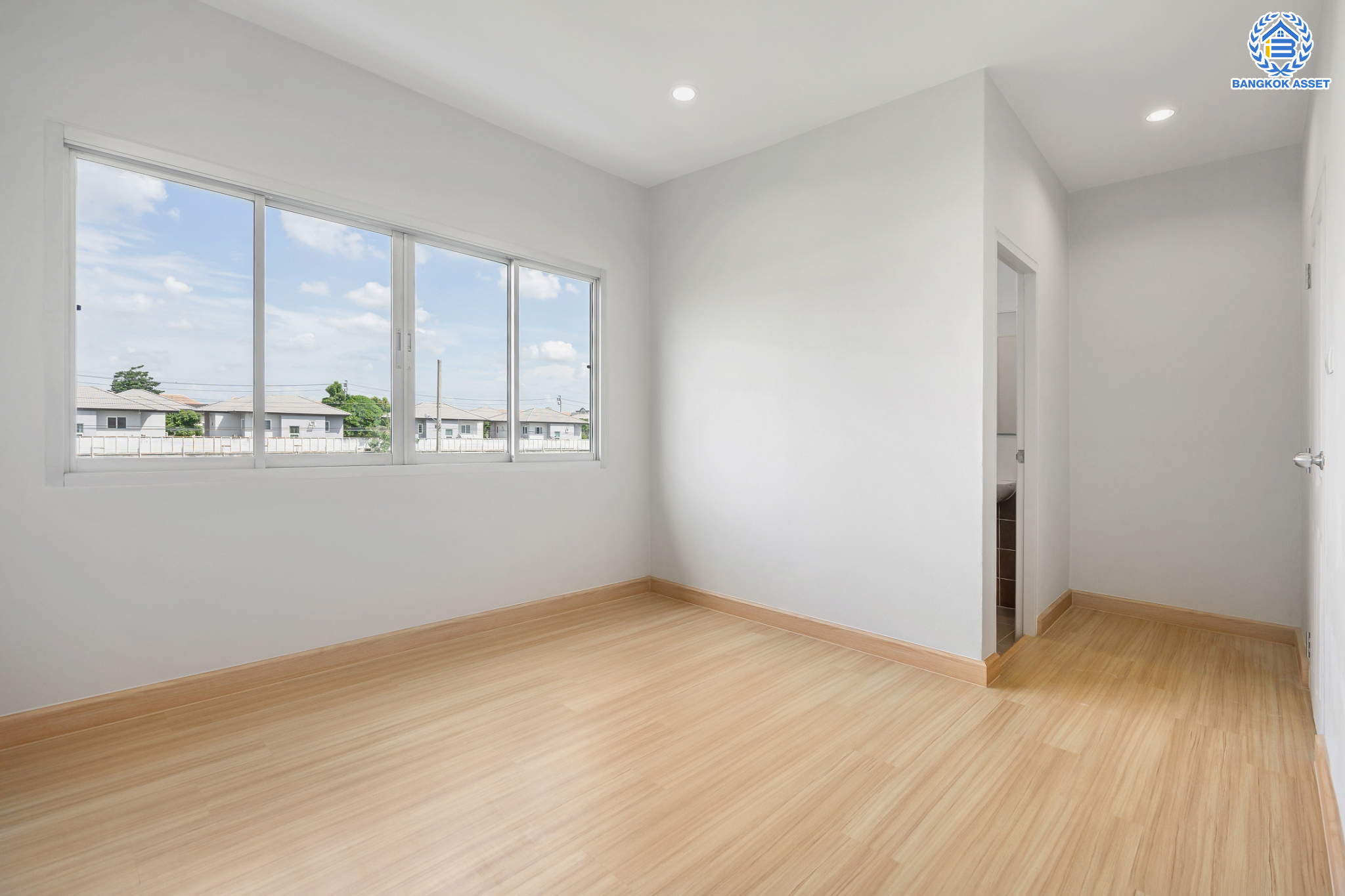 บ้านมือสองตกแต่งใหม่ ม.โรยัลสายไหมวิลเลจ สายไหม ทาวน์โฮม 3 ชั้น เนื้อที่ 20 ตร.ว. ฟังก์ชัน 3 ห้องนอน 4 ห้องน้ำ จอดรถได้ 1 คัน บนทำเลเชื่อมต่อหลายเส้นทาง ถ.รามอินทรา, ถ.สายไหม, ถ.พหลโยธิน, ถ.ลำลูกกา, ถ.สุขาภิบาล5 ใกล้สนามบินดอนเมือง ทางด่วน "รามอินทรา" และรถไฟฟ้าสายสีเขียว "สถานีแยกคปอ."